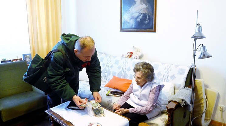 Dupla nyugdíjat kézbesít a postás a főváros XIII. kerületében 2023. február 8-án. Korábban kézhez kapták a februári, valamint az emelt összegű 13. havi nyugdíjat, akik postán kérték / Fotó: MTI Bruzák Noémi