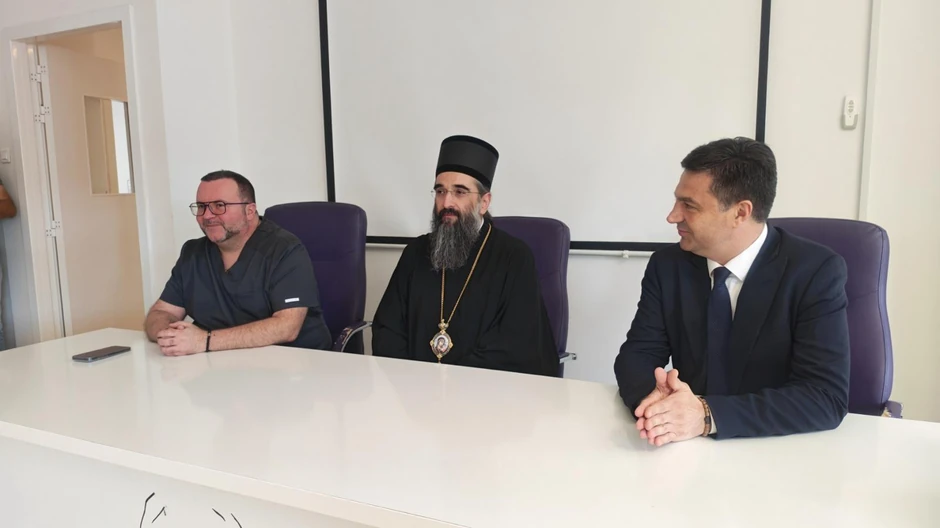 Direktor UKC Niš, gradonačelnik Niša i mmitropolit obišli volontere
