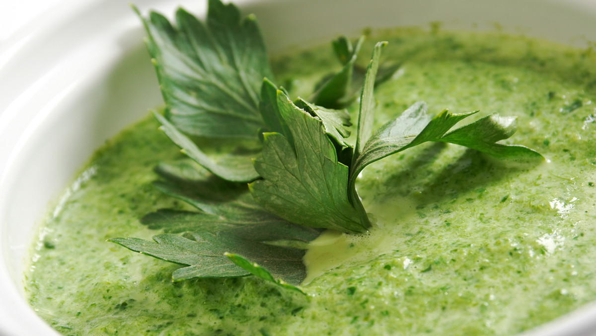 "Clean is green"- tak w skrócie można wyrazić trend, jaki opanował Instagrama i fanów zdrowego żywienia. Ambasadorami nurtu są... zielone zupy i koktajle polecane wiosną, kiedy budzimy się z zimowego snu chcąc szybkiego powrotu do formy.