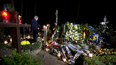 Kerry złożył kwiaty na grobie Tadeusza Mazowieckiego