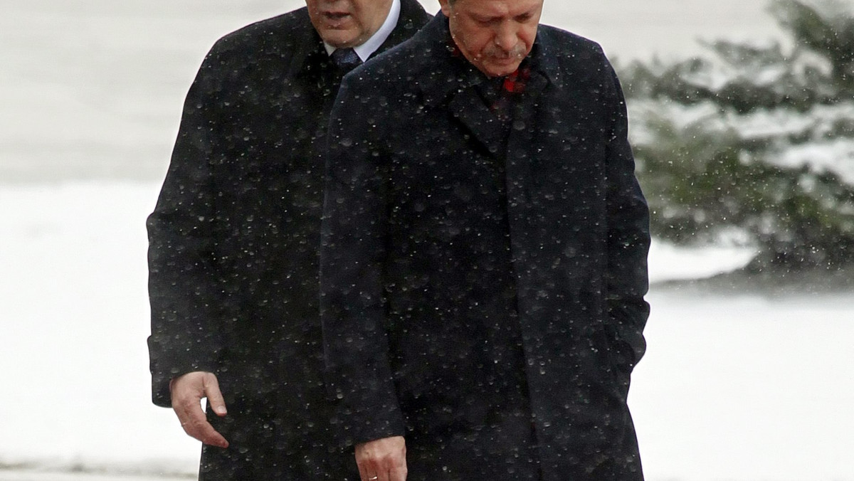 Kijów i Ankara rozpoczynają rozmowy o zniesieniu wiz dla swoich obywateli oraz mają nadzieję na szybkie powołanie strefy wolnego handlu - oświadczyli w Kijowie prezydent Ukrainy Wiktor Janukowycz i premier Turcji Recep Tayyip Erdogan.