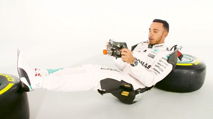 A háromszoros vébéelső Lewis Hamilton bemutatta, hogyan ül vagy inkább fekszik az autóban