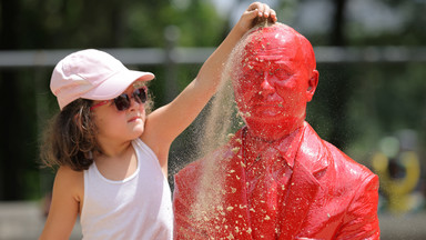 Krwistoczerwony pomnik Putina w Nowym Jorku. Dzieci nie mają dla niego litości