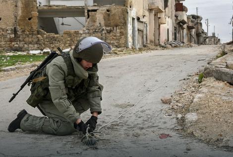 Ruski vojnik demontira minu u Alepu