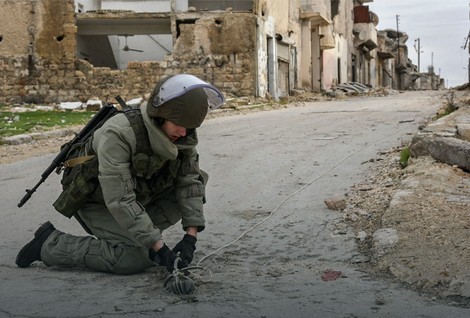 Ruski vojnik demontira minu u Alepu