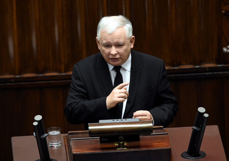 Jarosław Kaczyński przemawia podczas debaty.