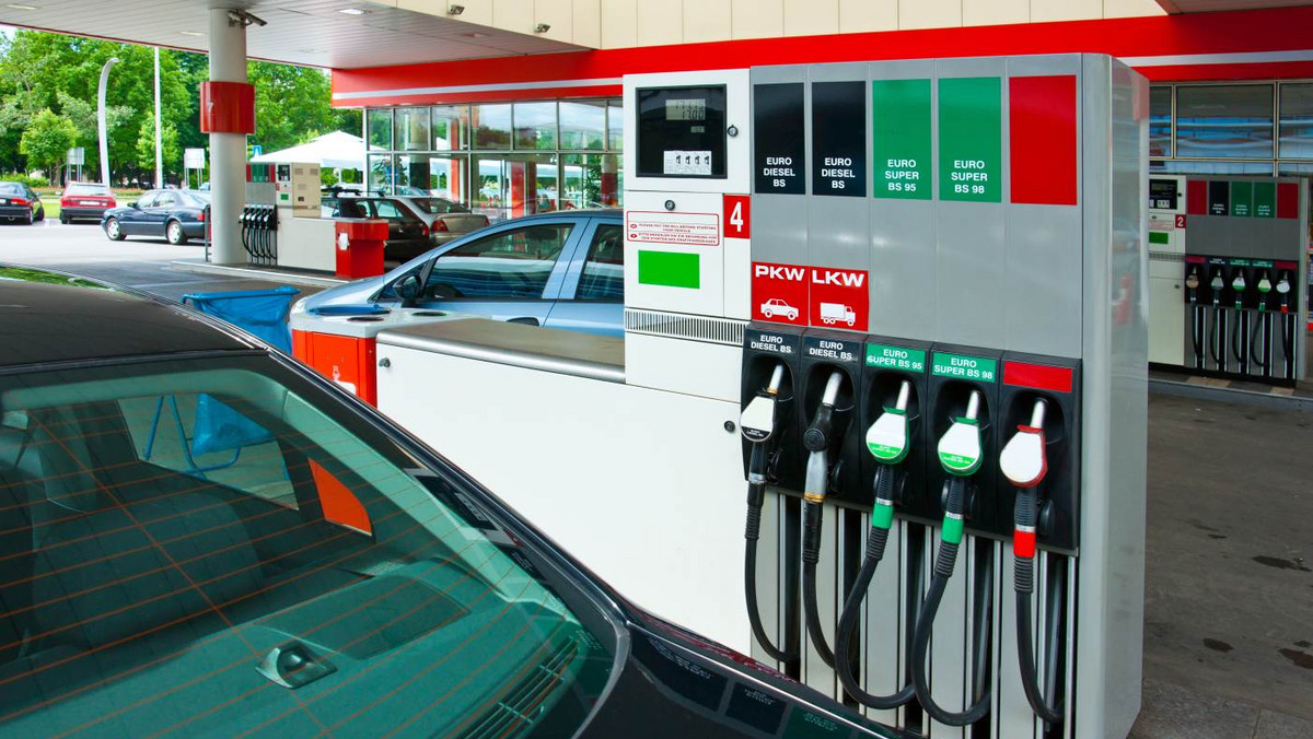Nowe tegoroczne minima cenowe notowane w przypadku oleju napędowego i kolejna 2-groszowa obniżka cen benzyny bezołowiowej 95 – tak w dużym skrócie można scharakteryzować zmiany na stacjach paliw w trwającym, 33 tygodniu roku.