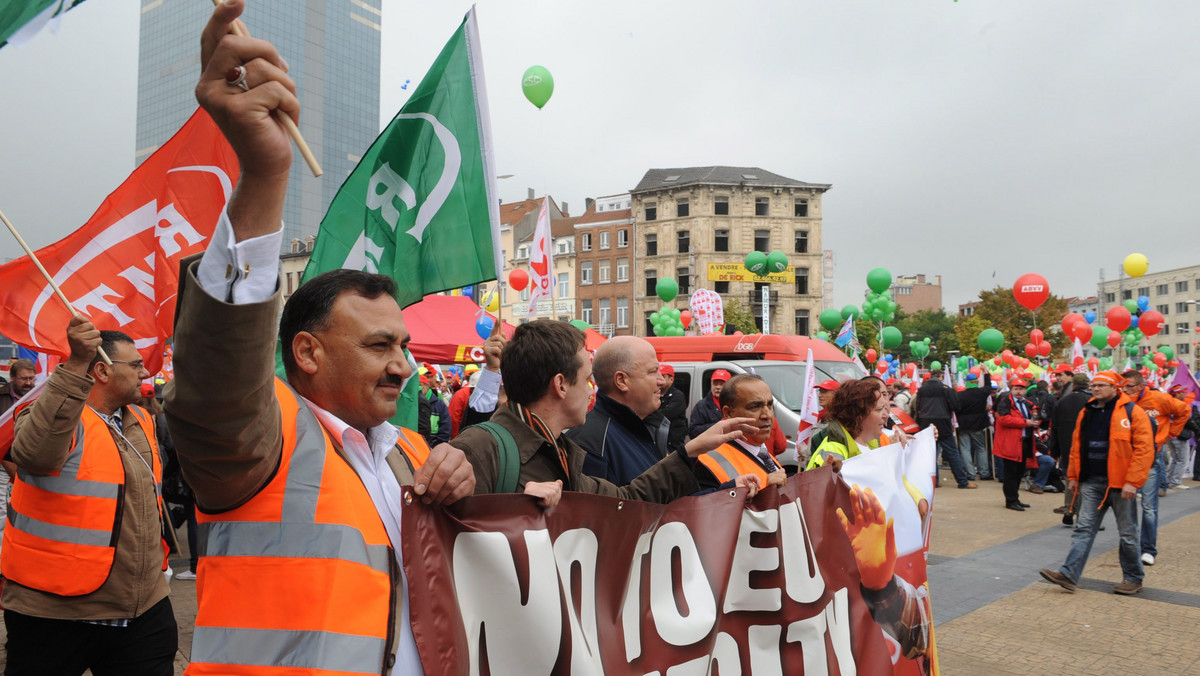 Wielotysięczna demonstracja Europejskiej Konfederacji Związków Zawodowych (EKZZ) wyruszyła na ulice Brukseli. Związkowcy, w tym z Solidarności i OPZZ, protestują przeciwko polityce cięć i oszczędności, jaką kraje UE wprowadzają po kryzysie.