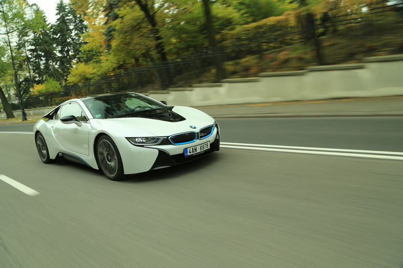 BMW i8 - samochód z piorunującym wrażeniem