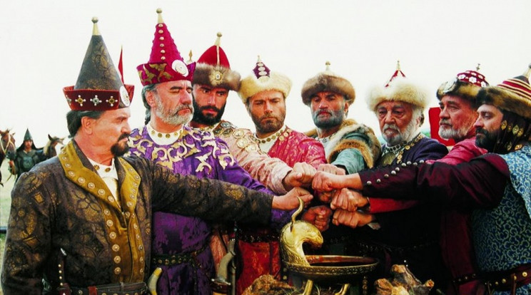 Franco Nero (középen) jelképes összegért vállalta el Árpád vezér szerepét a Honfoglalás című filmben