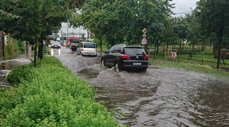 A XIX. kerületben reggel már elmosta az utcákat a víz / Fotó: Blikk