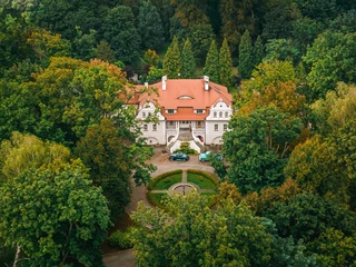 Dwór Sanna to butikowy hotel, restauracja i winnica. Dwór był w opłakanym stanie, po przejęciu go w 1948 roku przez państwo i zasiedlaniu go przez kolejnych użytkowników