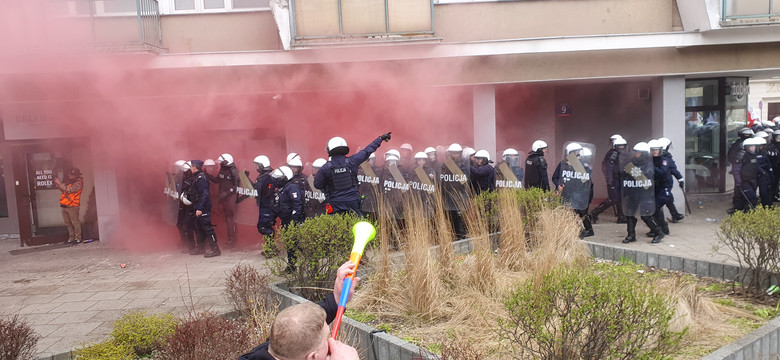 Tak z bliska wyglądały starcia z policją przed Sejmem. Petardy, gaz i latająca kostka brukowa