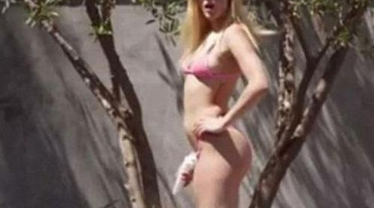 Apró bikiniben rázza vadul Bruce Willis lánya