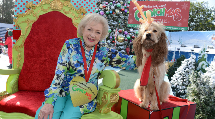 Betty White Grincs kutyájával 2012-ben /Fotó: AFP