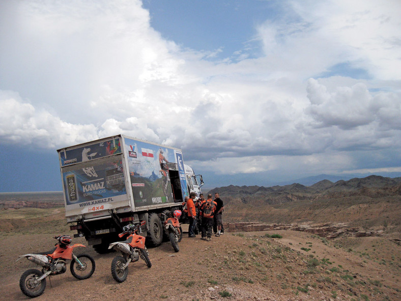 Azjatyckie przyciąganie: ciężarówką i motocyklami do Kazachstanu