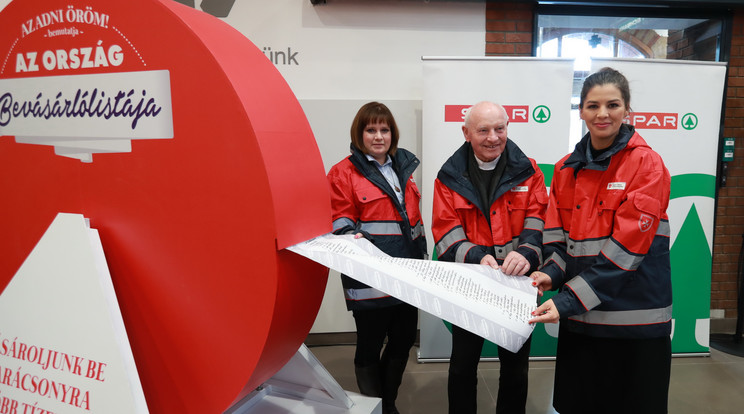 Heiszler Gabriella, a SPAR Magyarország Kereskedelmi Kft. ügyvezető igazgatója, Kozma Imre atya, a Magyar Máltai Szeretetszolgálat alapító elnöke és Ördög Nóra, a SPAR háziasszonya az Adni Öröm! 2018. december 13-i kampánynyitóján, a Batthyány téri SPAR üzletben