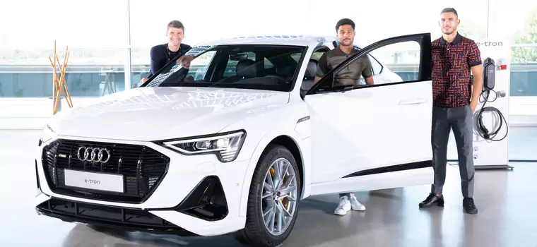 Robert Lewandowski i koledzy z Bayernu odebrali nowe auta