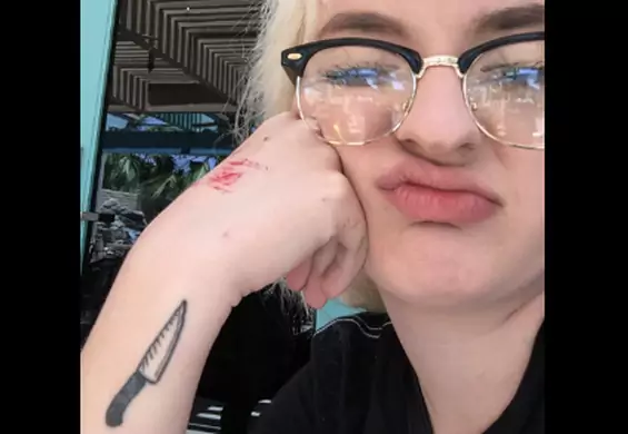 Córka zrobiła sobie dziwny tatuaż. Ojciec zaczął trollować ją przez internet