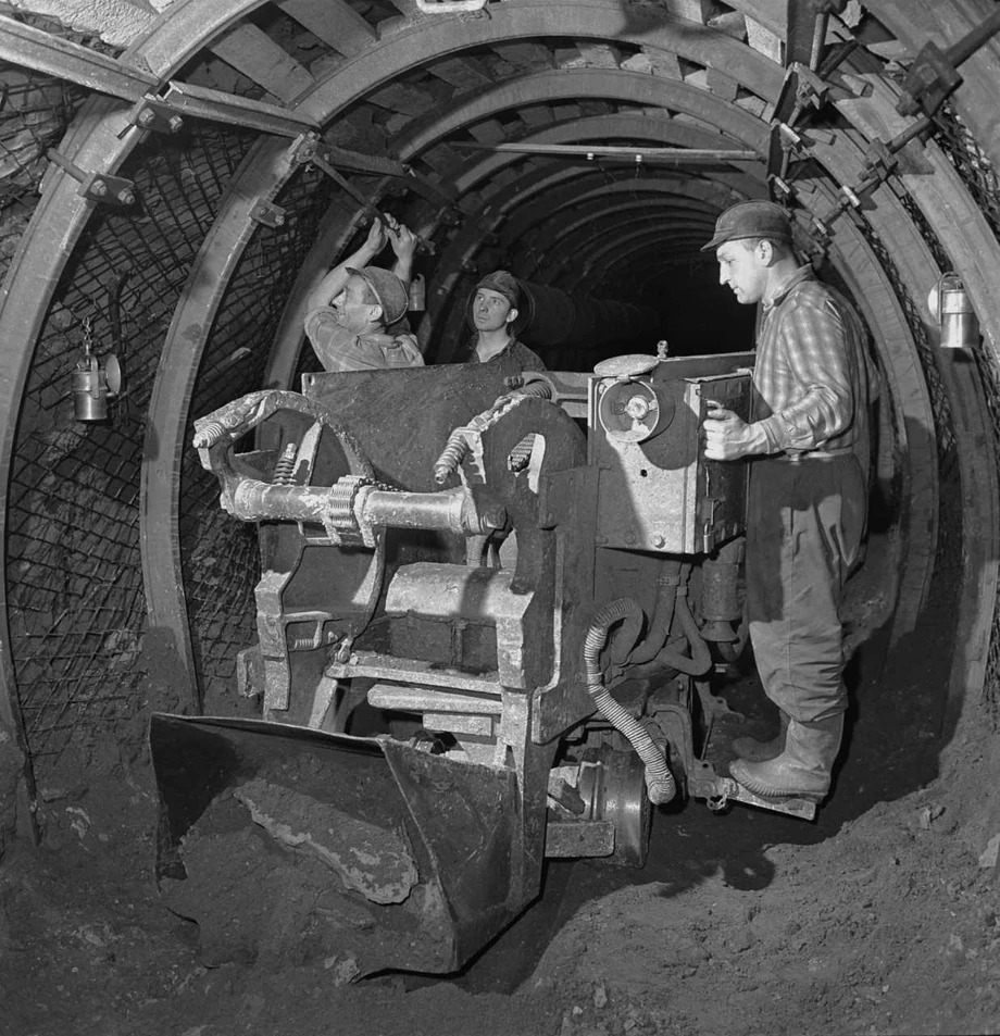 Górnicy podczas prac wydobywczych w kopalni rudy żelaza Wręczyca koło Kłobucka w 1969 r.