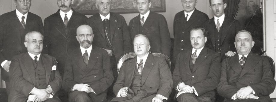 Prezydium BBWR z wizytą u marszałka Senatu Juliana Szymańskiego w 1929 r. Walery Sławek siedzi drugi od lewej
