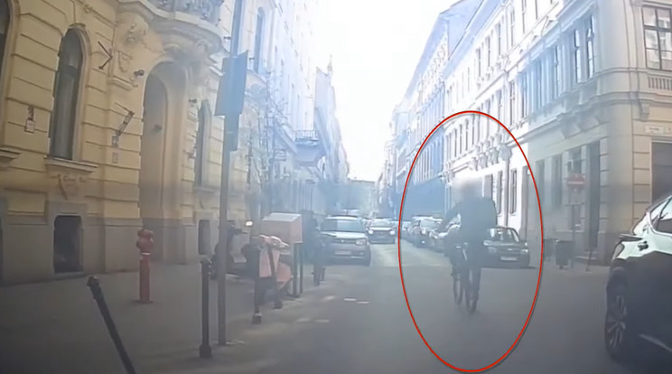 Keményen összekapott a biciklis a taxissal / Fotó: Youtube/Bpi Autósok