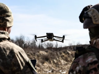 Dron w powietrzu podczas szkolenia batalionu Tsunami w obsłudze dronów