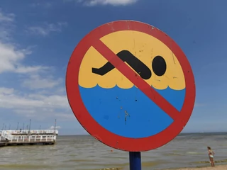 Na zakazach kąpieli nad Bałtykiem korzystają biura podróży