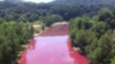 Rzeka Gardon w południowej Francji przybrała dość niepokojący odcień