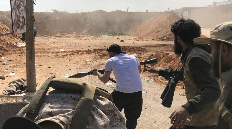 Az egyre hevesebb harcoknak már több tucat áldozata van Líbiában /Fotó: Profimedia