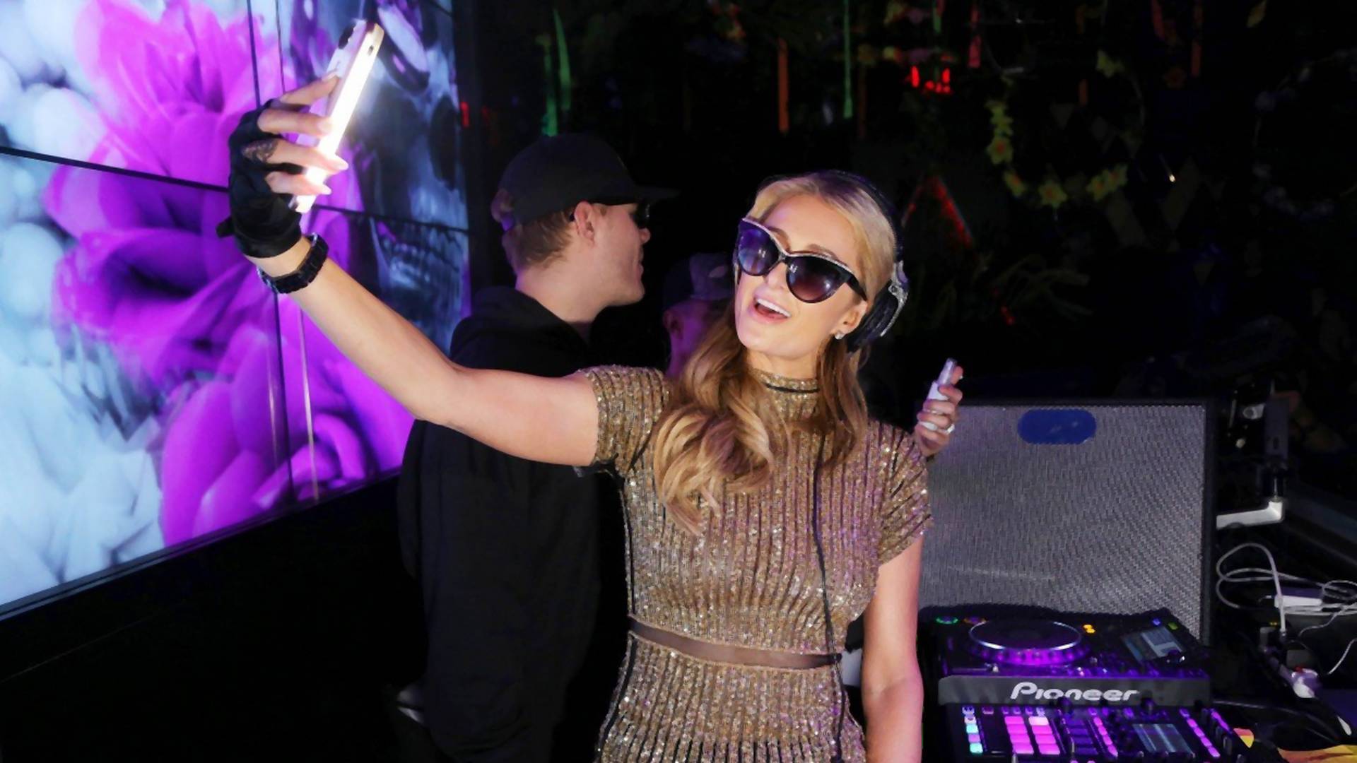 Svet se smeje Paris Hilton koja tvrdi da je izmislila selfi