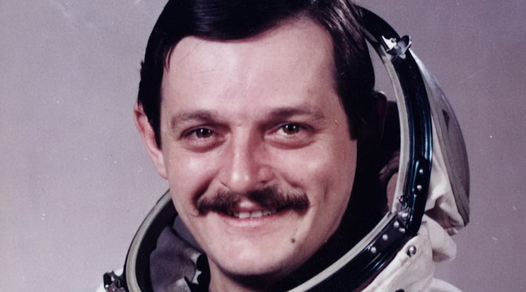 Magyari Béla a Szojuz-36 program egyik űrhajósa. Örökké beírta magát a magyar történelembe, bár sosem jutott ki az űrbe