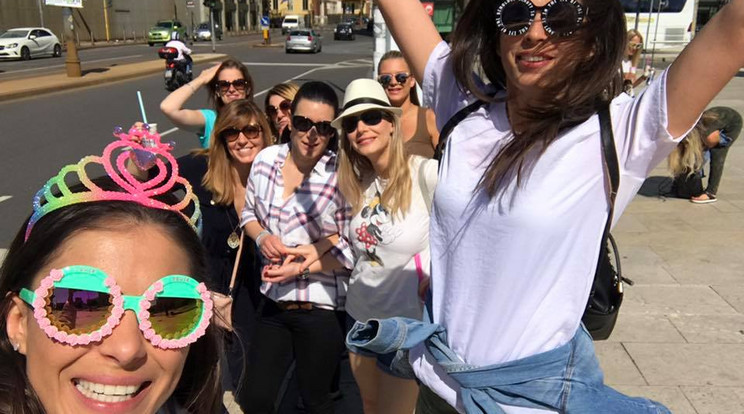 Andrea külföldön élő barátnői is 
Olaszországba utaztak, hogy együtt
élvezhessék ezt az egy napot