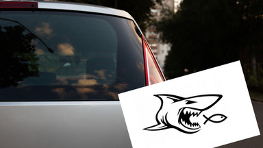 Rekin pożera rybkę. Co oznacza ta dziwna naklejka na samochodzie?