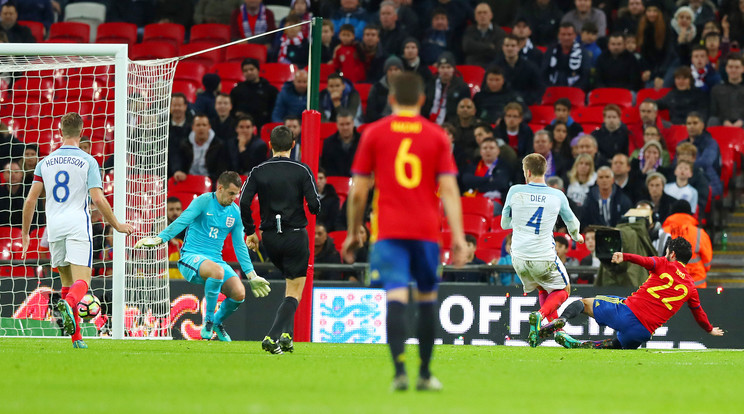 A biztonságiak bizonyára tudták, hogy a 96. percben szerzett Isco gól pillanatában senki nem fogja jó szemmel nézni a spanyolok ünneplését /Fotó: AFP