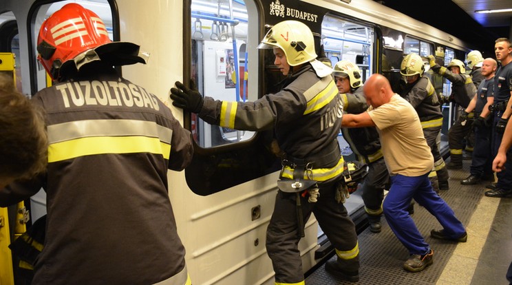 Gázolt a metró a Corvin-negyed állomáson / Fotó: Schultz László tű.ftörm.FKI.