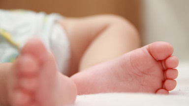Olsztyn: lekarze zahamowali akcję porodową i uratowali jedno z bliźniąt