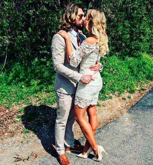 Az eksüvőjükön már hosszú haja volt.