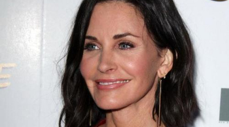 Izgató! Kipakolta cicijét Courteney Cox – fotók!