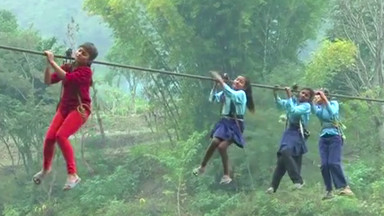 Aby dostać się do szkoły, dzieci z tej wioski przekraczają rzekę na linie