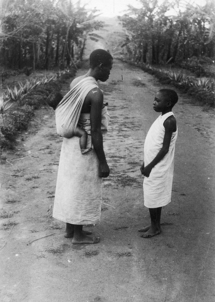 Kobieta z dziećmi w okolicach miasta Beni - rok 1933, Beni (Kongo Belgijskie)
