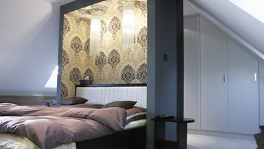 Nowoczesna sypialnia na poddaszu w stylu vintage