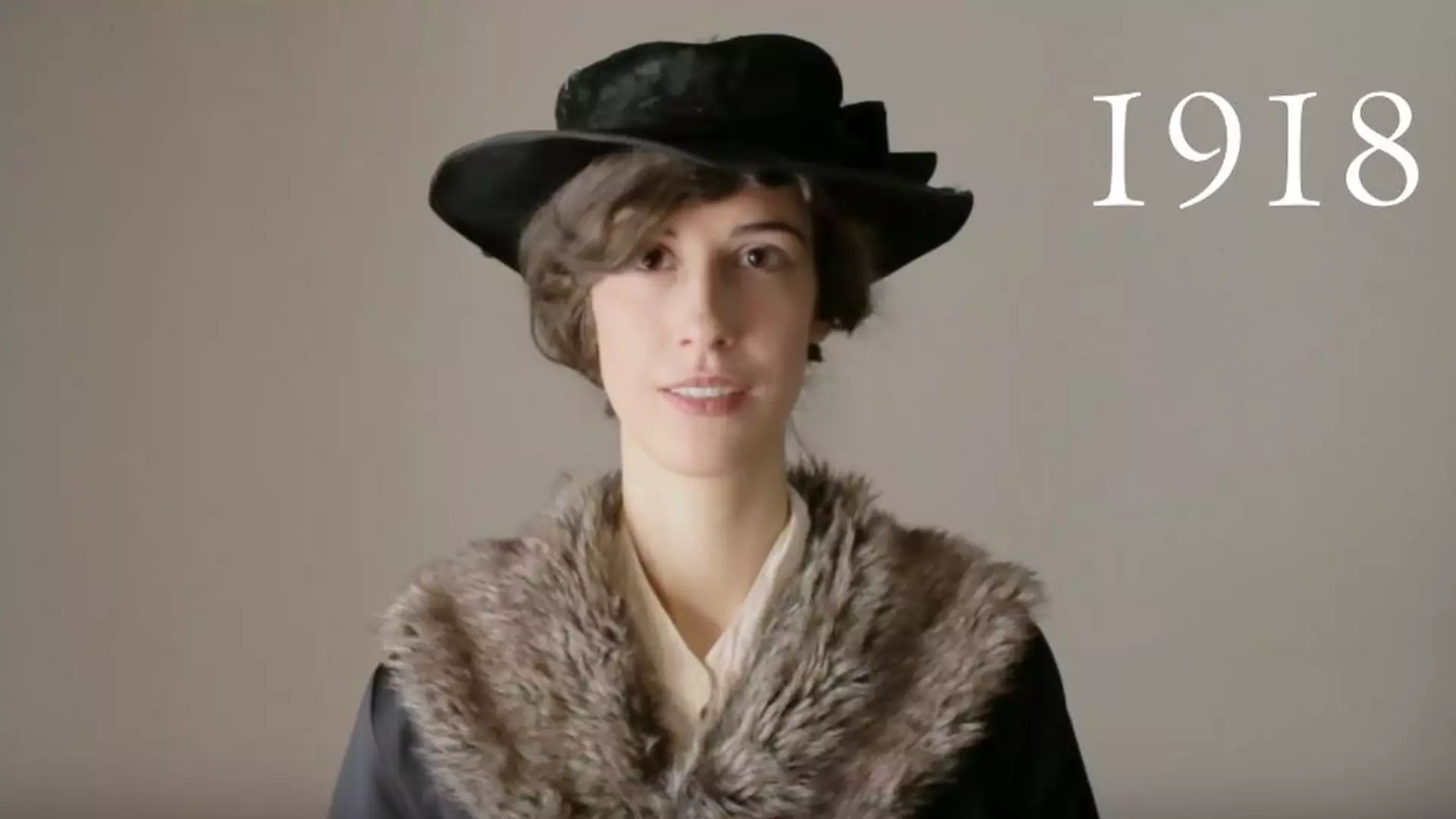 100 lat polskiej mody w 3 minuty. Rozmawiamy z Karoliną, która jest odpowiedzialna za projekt