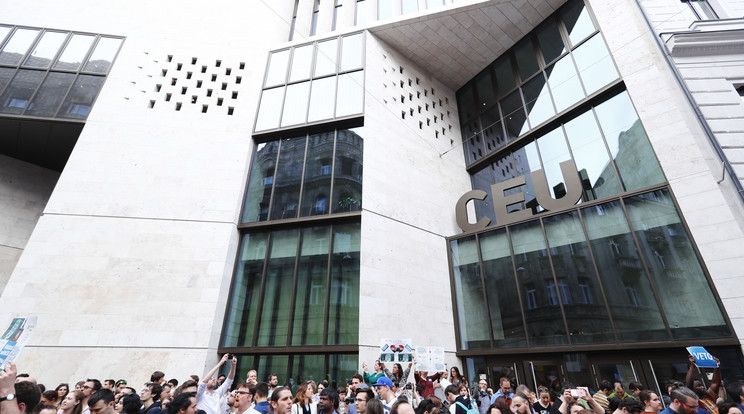A CEU épülete előtt korábban több százan tiltakoztak a megszűnéssel fenyegető jogszabály ellen/Fotó:Fuszek Gábor