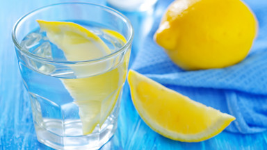 Woda z cytryną jest zdrowa i nie ma kalorii - przekonajcie się, jak wpływa na organizm