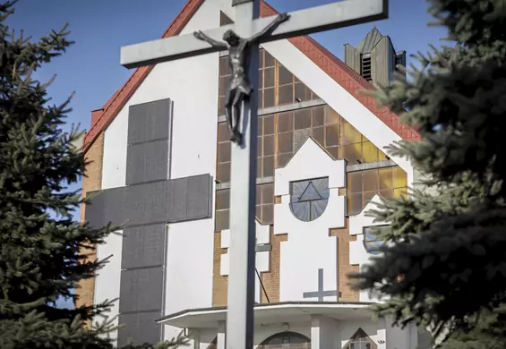 Na kościele zawisł podświetlany krzyż z paneli słonecznych. Nadwyżka energii trafia do sieci