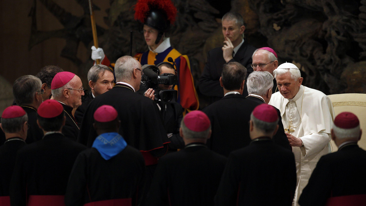 Hierarchowie polskiego Kościoła - prymas senior Józef Glemp oraz biskupi wzięli udział audiencji generalnej Benedykta XVI w Watykanie. Uczestniczą oni w Rzymie w obchodach stulecia Polskiego Papieskiego Instytutu Kościelnego.