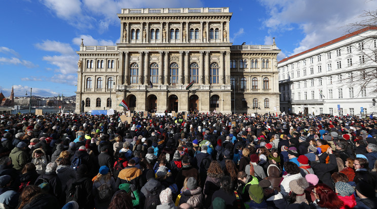 A Magyar Tudományos Akadémia épülete előtt mintegy kétezren gyűltek össze / Fotó: Grnák László