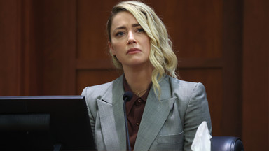 Przeanalizował to, co dzieje się na sali sądowej. Członek ławy przysięgłych ignoruje Amber Heard