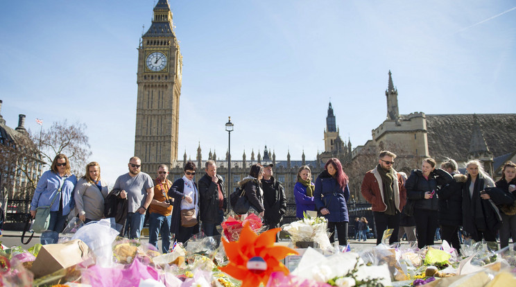 Az áldozatok emlékére helyeztek el virágokat / Fotó: MTI